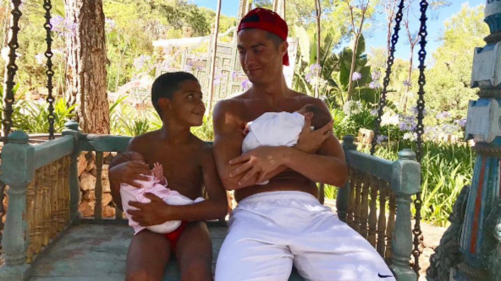 Ini Dia Cara CR7 Habiskan Waktu dengan Anak Kembar-nya